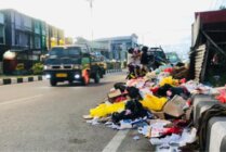 Tampak sampah menumpuk yang dibuang warga di Jalan Hasanuddin, Kabupaten Mimika, Papua Tengah. (Foto: Anya Fatma/Seputarpapua)