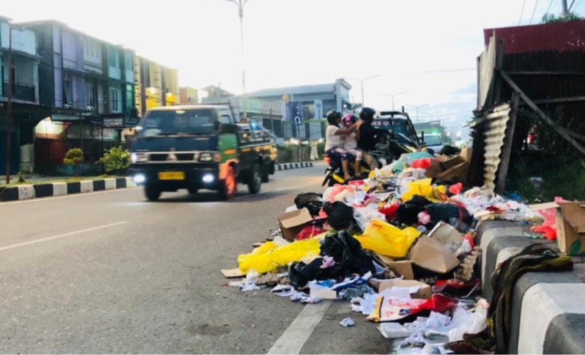 Tampak sampah menumpuk yang dibuang warga di Jalan Hasanuddin, Kabupaten Mimika, Papua Tengah. (Foto: Anya Fatma/Seputarpapua)