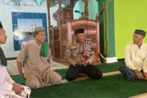 Kasat Bimas Polres Merauke, AKP Makruf Suroto bersama warga di Masjid Baiturahman Merauke. (Foto: Humas Polres Merauke)