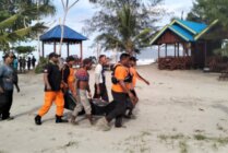 Tim SAR Gabungan saat mengevakuasi dua korban tenggelam di Pantai Holtekamp Jayapura. (Foto: Humas SAR Jayapura)