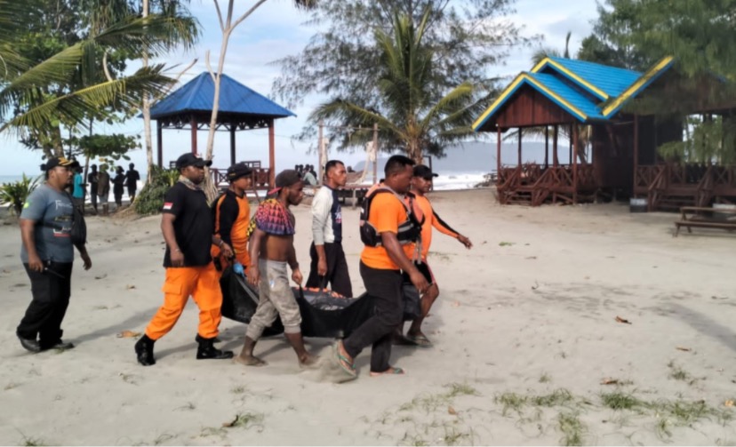 Tim SAR Gabungan saat mengevakuasi dua korban tenggelam di Pantai Holtekamp Jayapura. (Foto: Humas SAR Jayapura)
