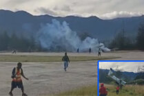 Tampak pesawat Smart Air PK-SNJ mengeluarkan asap setelah tergelincir keluar dari landasan, Senin (5/3/2024), di Bandara Aminggaru, Distrik Ilaga, Kabupaten Puncak, Papua Tengah. (Foto: Ist)