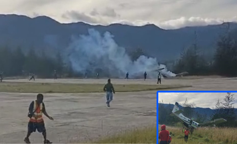 Tampak pesawat Smart Air PK-SNJ mengeluarkan asap setelah tergelincir keluar dari landasan, Senin (5/3/2024), di Bandara Aminggaru, Distrik Ilaga, Kabupaten Puncak, Papua Tengah. (Foto: Ist)
