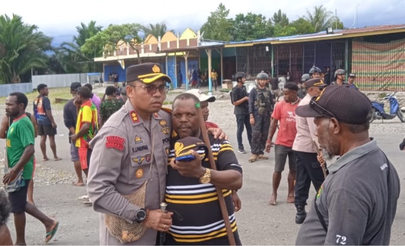 Kepolisian saat menenangkan warga di Distrik Giselma yang bentrok akibat penghituangan suara Caleg Pemilu 2024, Kamis 15 Februari 2024. (Foto: Humas Polda Papua)