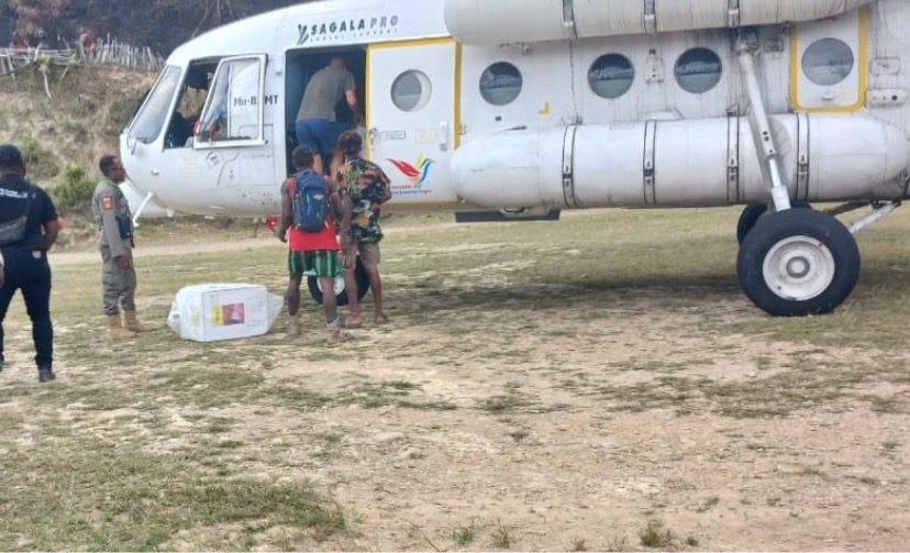 Helikopter yang mengantar logistik surat suara mendarat di Distrik Pogapa (Foto: Yoakim Mujizau)