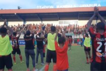 Para pemain Persipura berikan apresiasi kepada supporter. (Foto: Vidi/Seputarpapua)