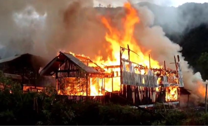 Tampak rumah yang dibakar massa saat bentrok antar pendukung caleg. (Foto: Ist)