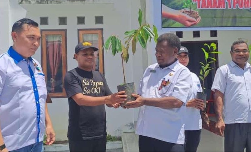 Kepala Dinas Kehutanan dan Lingkungan Hidup (DKLH) Provinsi Papua, Jan Jap Ormuseray menyerahkan bibit pohon kepada perwakilan Jemaat di Klasis GKI Waibu Moi. (Foto: Firga/Seputarpapua)