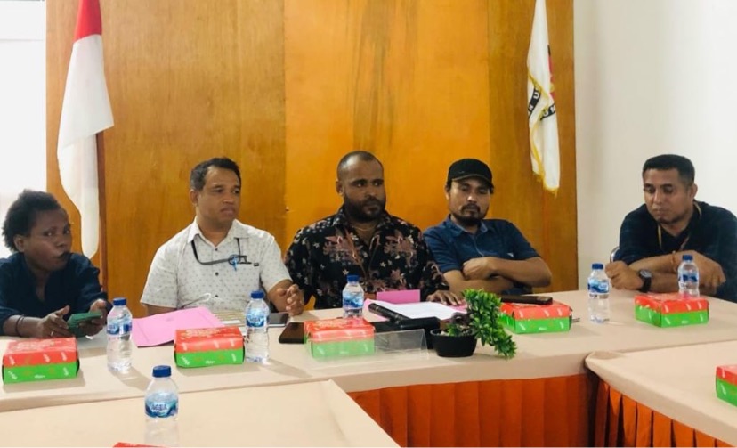 Ketua dan empat komisioner KPU Mimika memberikan keterangan kepada wartawan di Kantor KPU Mimika terkait rekomendasi PSU. (Foto: Anya Fatma/Seputarpapua)