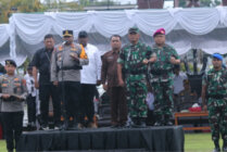 Kapolda Papua dan Pangdam XVII/Cenderawasih serta Asisten I Setda Papua memimpin apel gelar pasukan pengamanan Pemilu 2024. (Foto: Dok Humas Pemprov Papua)