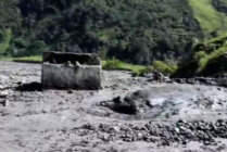 Jembatan penghubung antara Distrik Gurage dengan Distrik Tingginambut putus akibat banjir bandang. (Foto: Humas Polres Puncak Jaya)