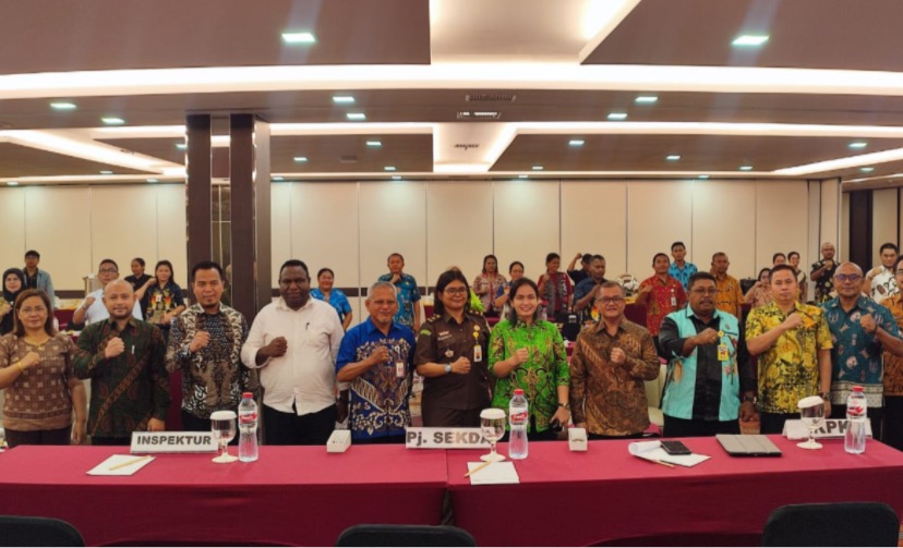 Jajaran tim Koordinasi dan Supervisi KPK berfoto bersama dengan Pj Sekda Mimika Ida Wahyuni serta jajaran Pemkab Mimika. (Foto: Fachruddin Aji/Seputarpapua)