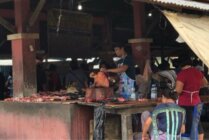 Pedagang daging babi di Pasar Sentral menjajakan dagangannya sebelum larangan penjualan daging babi. (Foto: Anya Fatma/Seputarpapua)