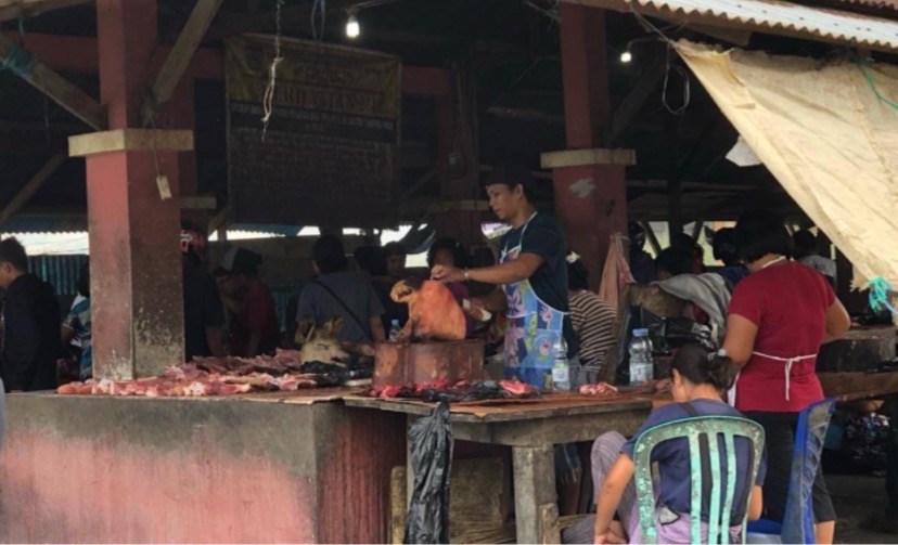 Pedagang daging babi di Pasar Sentral menjajakan dagangannya sebelum larangan penjualan daging babi. (Foto: Anya Fatma/Seputarpapua)