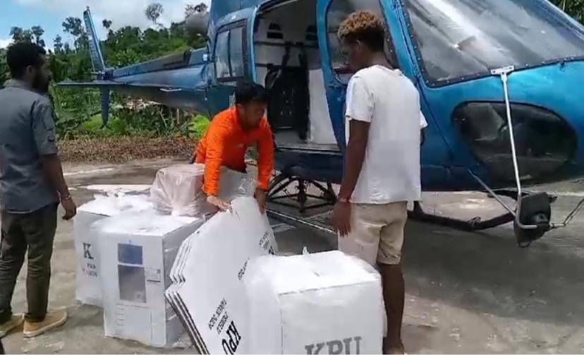 Proses distribusi logistik Pemilu 2024 di Kabupaten Mamberamo Raya, Provinsi Papua. (Foto: Ist)