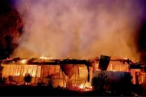 Kondisi Kantor Dinas Perindagkop Kepulauan Yapen, Provinsi Papua saat terbakar pada Kamis, 8 Februari 2024. (Foto: Humas Polda Papua)