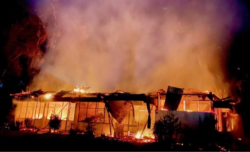Kondisi Kantor Dinas Perindagkop Kepulauan Yapen, Provinsi Papua saat terbakar pada Kamis, 8 Februari 2024. (Foto: Humas Polda Papua)