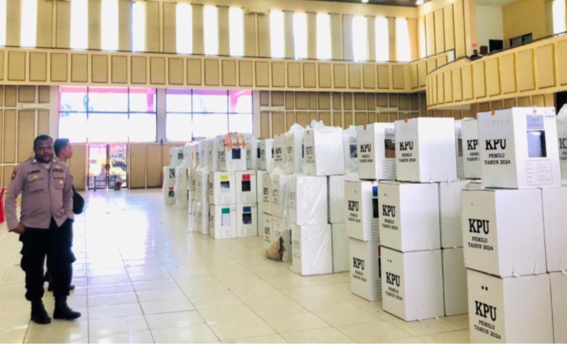 Kotak suara dari kelurahan dan kampung di Distrik Mimika Baru yang dikumpulkan di Gedung Eme Neme Yauware. (Foto: Anya Fatma/Seputarpapua)