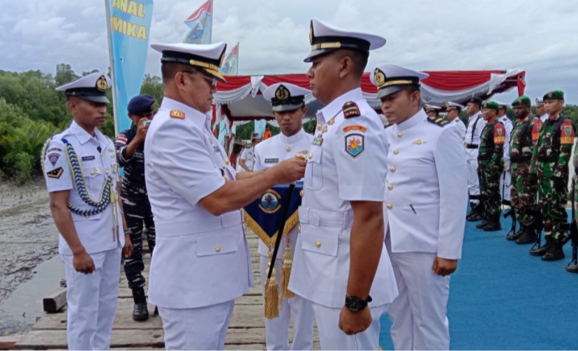 Pangkoarmada III Laksamana Muda TNI Hersan saat mengukuhkan Komandan Patkamla Lanal Timika Letda Laut (P) Achmad Afandi. (Foto: Arifin Lolialang/Seputarpapua)