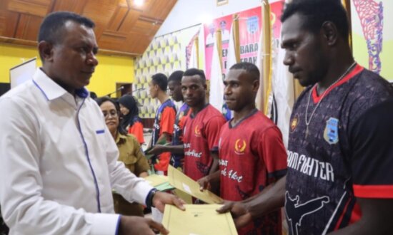 Ketua Umum KONI Asmat Thomas Eppe Safanpo menyerahkan bonus kepada atlet peraih medali dalam Porprov Papua Selatan. (Foto: Elgo Wohel/Seputarpapua)