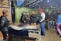 Aparat gabungan TNI Polri saat membawa jenazah anggota KKB ke Puskesmas Ilaga. (Foto: Satgas Damai Cartenz)