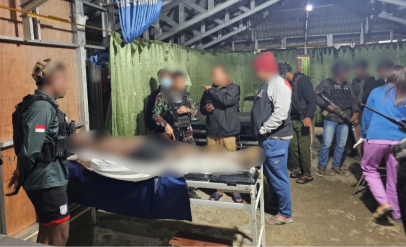 Aparat gabungan TNI Polri saat membawa jenazah anggota KKB ke Puskesmas Ilaga. (Foto: Satgas Damai Cartenz)