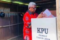 Wakil Bupati Mimika, Jhon Rettob melakukan pencoblosan surat suara di TPS 06, Kelurahan Pasar Sentral, Mimika. (Foto: Anya Fatma/Seputarpapua)