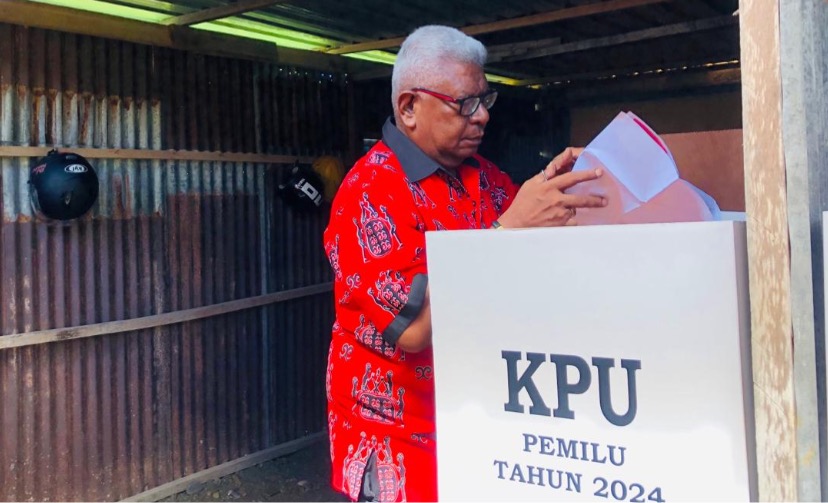 Wakil Bupati Mimika, Jhon Rettob melakukan pencoblosan surat suara di TPS 06, Kelurahan Pasar Sentral, Mimika. (Foto: Anya Fatma/Seputarpapua)