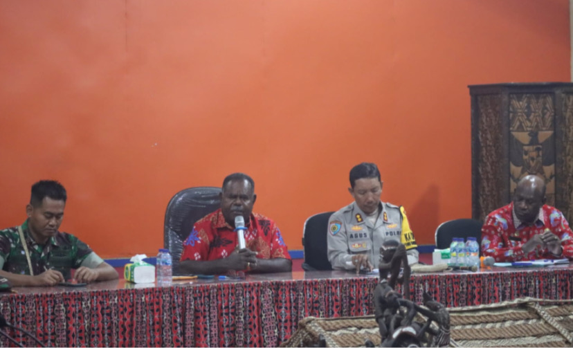 Bupati Asmat Elisa Kambu Melakukan Pertemuan Bersama Komisi Pemilihan Umum (KPU) Kabupaten Asmat. (Foto: Elgo Wohel/Seputarpapua)