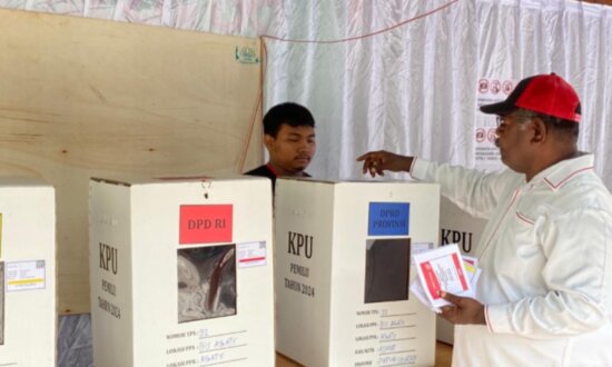 Bupati Asmat Elisa Kambu ketika usai memberika hak suaranya di TPS 021 pada Pemilu 2024. (Foto: Elgo Wohel)