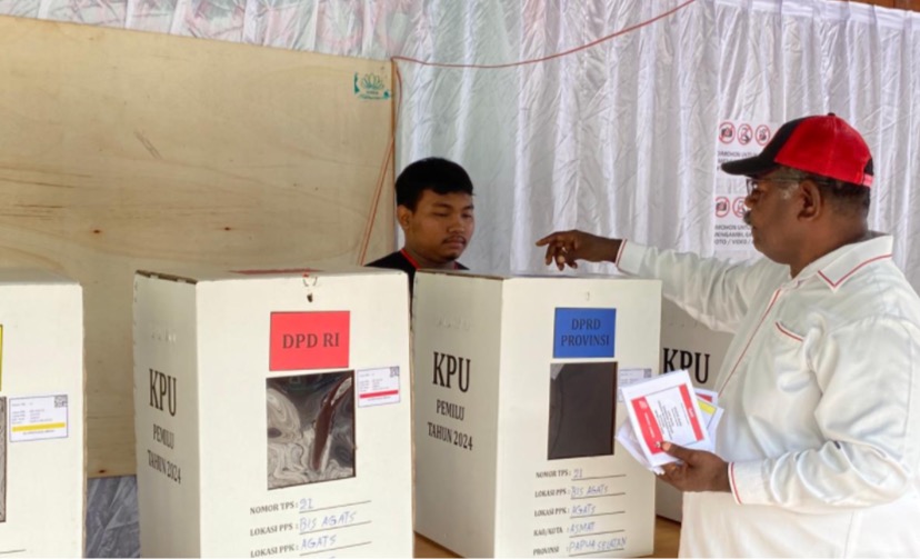 Bupati Asmat Elisa Kambu ketika usai memberika hak suaranya di TPS 021 pada Pemilu 2024. (Foto: Elgo Wohel)