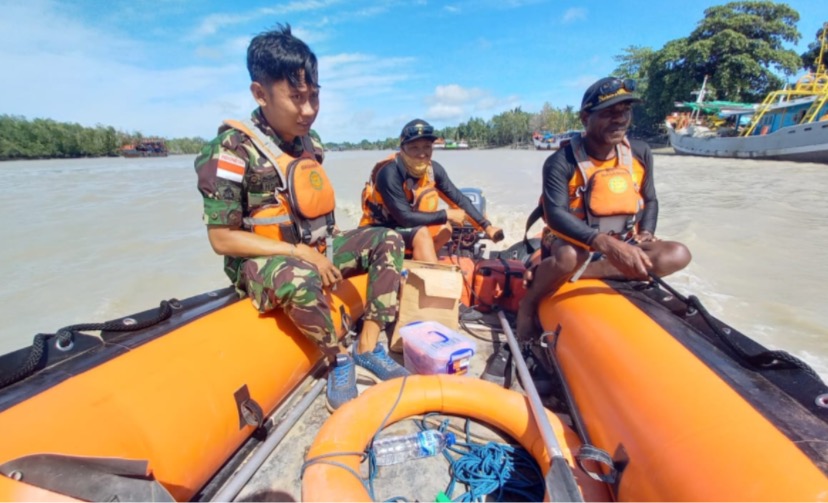 Proses penyisiran Tim SAR Merauke dalam pencarian korban di Perairan Kumbe. (Foto: Humas SAR Merauke)