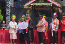Penjabata (Pj) Gubernur Papua Tengah, Ribak Haluk memberikan Rp 1 Miliar secara simbolis kepada pimpinan gereja setempat (Foto: Humas Pemprov Papua Tengah)