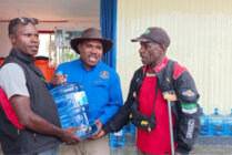 Direktur PT Mpaigelah, Maximus Tipagau memberikan air bersih layak konsumsi kepada masyarakat Mimika. (Foto: Mujiono/Seputarpapua)