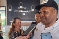 Ketua Bawaslu Mimika Frans Wetipo saat ditemui wartawan di salah satu hotel yang berada di Jalan Cenderawasih, Mimika, Papua Tengah, Sabtu (10/2/2024). (Foto: Fachruddin Aji/Seputarpapua)