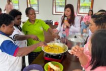 Mama-mama saat mendapat pelatihan memasak dalam penyelenggaraan program pelatihan dan edukasi kesehatan cegah stunting. (Foto: Ist)