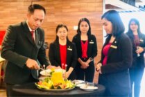 Pemotongan tumpeng oleh GM Swiss-Bellin Timika pada peringatan 1 tahun di Mimika. (Foto: Anya Fatma/Seputarpapua)