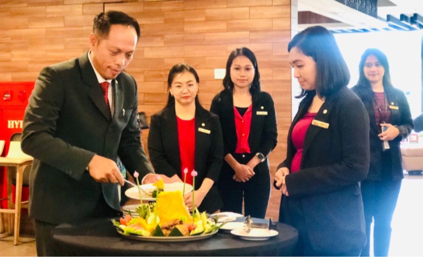 Pemotongan tumpeng oleh GM Swiss-Bellin Timika pada peringatan 1 tahun di Mimika. (Foto: Anya Fatma/Seputarpapua)