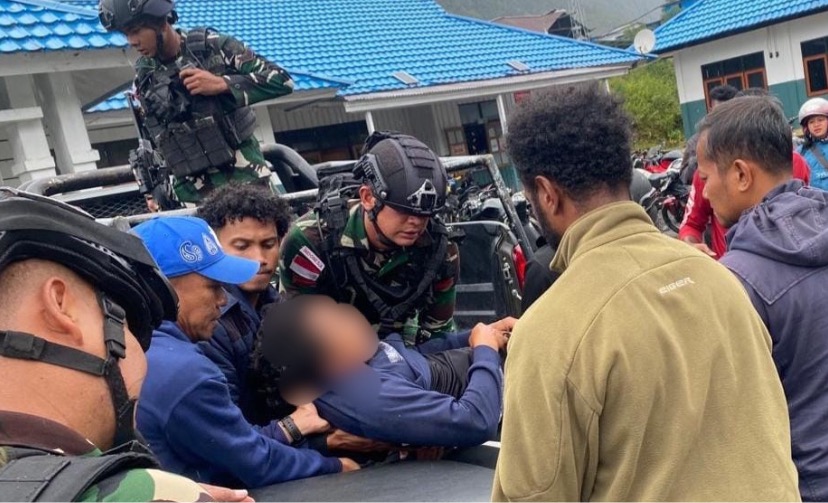 Proses evakuasi terhadap korban kekejaman KKB di Kabupaten Puncak Jaya, Papua Tengah, Minggu (17/3/2024). (Foto: Ist)