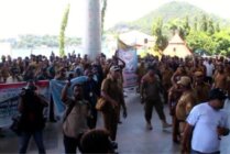 Tampak ratusan ASN Pemprov Papua berunjuk rasa di Kantor Gubernur Papua. (Foto: Firga/Seputarpapua)