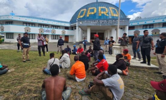 Aparat kepolisian di Jayawijaya memberikan imbauan kepada kelompok masyarakat pasca penganiayaan terhadap Komisioner KPU Jayawijaya pada Jumat, 1 Maret 2024. (Foto: Humas Polda Papua)