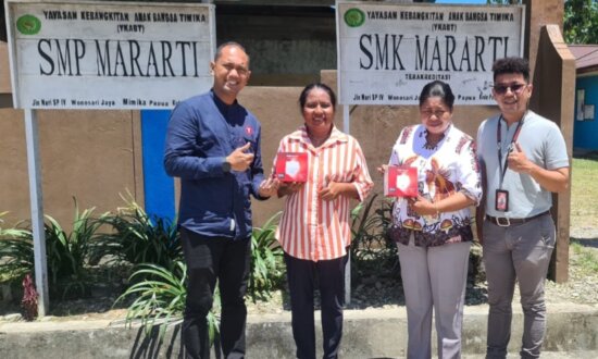 Foto bersama Manajer Telkomsel Branch Timika Ondo Hariduan Putra, Kepala SMP Mararti Juita Picaulima dan Kepala SMK Mararti Sandra Alparis. (Foto: Ist/ For Seputarpapua)