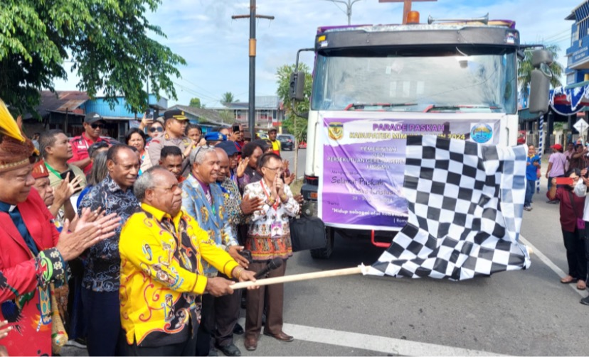 Bupati Mimika Eltinus Omaleng saat mengibarkan bendera start tanda dimulainya parade Mobil Hias dalam rangka menyambut Paskah tahun 2024 di Mimika, Kamis (21/3/2024). (Foto: Fachruddin Aji/Seputarpapua)