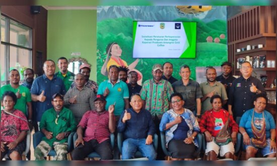 Foto bersama anggota dan jajaran pengurus Koperasi Amungme Gold Coffee saat mengikuti pembukaan kegiatan sosialisasi perkoperasian di Amungme Gold Coffee Cafe, yang berada di Jalan Malaria Kontrol, Mimika, Papua Tengah, Jumat (15/3/2024). (Foto: Fachruddin Aji/Seputarpapua)