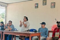 Wakil Direktur YPMAK Nur Ihfa Karupukaro saat menyampaikan rencana pembangunan rumah singgah di Kampung Nayaro pada saat kunjungan Monev. (Foto: Mujiono/Seputarpapua)
