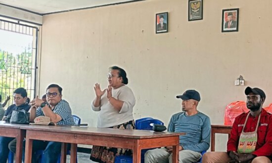 Wakil Direktur YPMAK Nur Ihfa Karupukaro saat menyampaikan rencana pembangunan rumah singgah di Kampung Nayaro pada saat kunjungan Monev. (Foto: Mujiono/Seputarpapua)