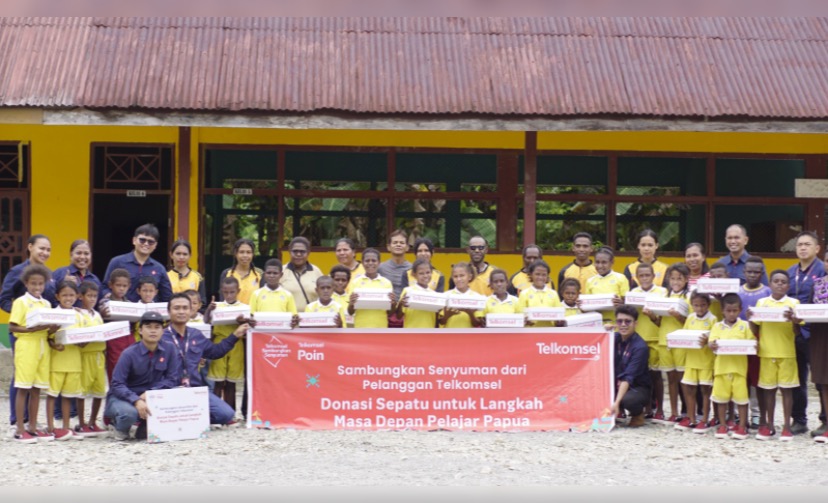 Foto bersama pihak Telkomsel dengan sejumlah murid pada salah satu sekolah di Timika. (Foto: Corcom Telkomsel)