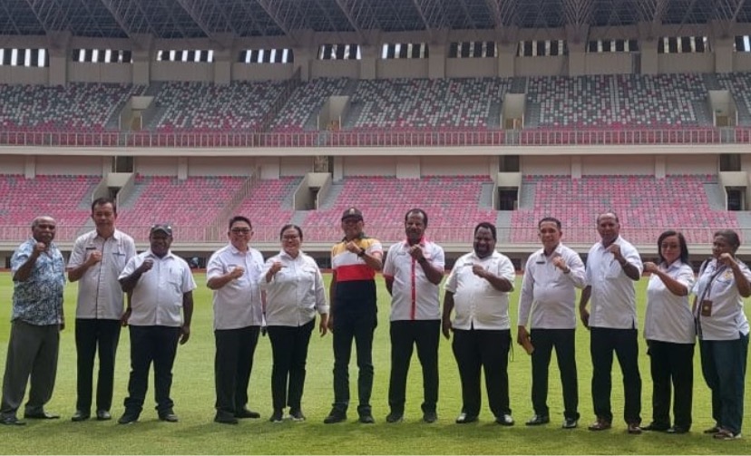 Perwakilan Pemprov dan Asprov PSSI papua tinjau Stadion Lukas Enembe. (Foto: Vidi/Seputarpapua)