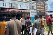 Massa pendukung caleg Aleks Tsenawatme berkoordinasi dengan pihak keamanan di depan Gedung Kantor KPU dan Bawaslu Mimika, Jalan Hasanuddin, Mimika, Papua Tengah, Rabu (13/3/2024). (Foto: Anya Fatma/Seputarpapua)