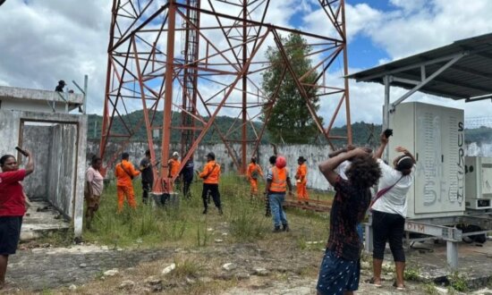 Suasana saat proses penyelamatan pelaku percobaan bunuh diri dari atas tower Telkomsel. (Foto: Humas Polda Papua)